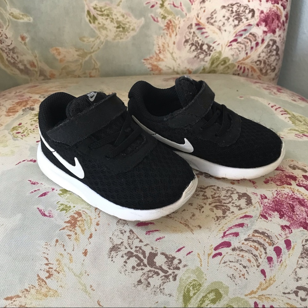 Toddler Nikes - black tanjun